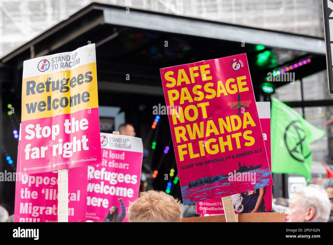 Protesta in corso a Londra in occasione della Giornata dell'ONU contro il razzismo. Alzati dal razzismo. Targhetta dei voli in Ruanda Foto Stock