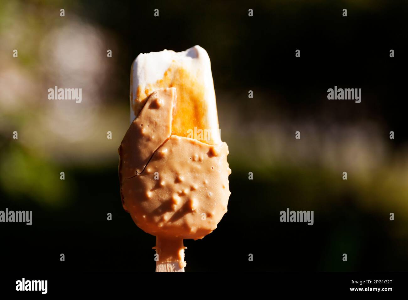 un bastoncino di gelato consumato a metà Foto Stock