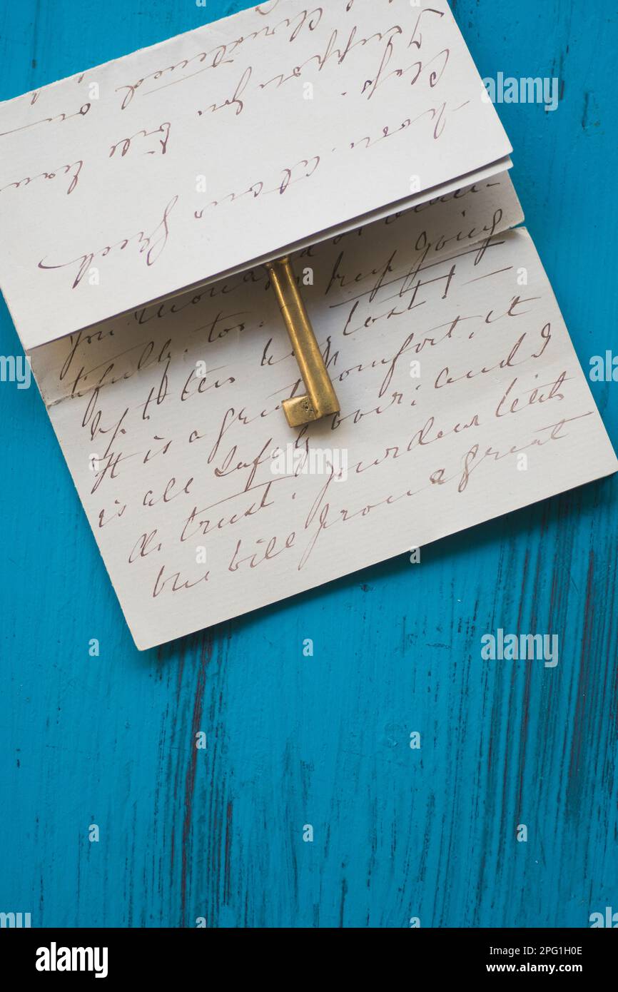 Vecchia lettera con chiave Foto Stock