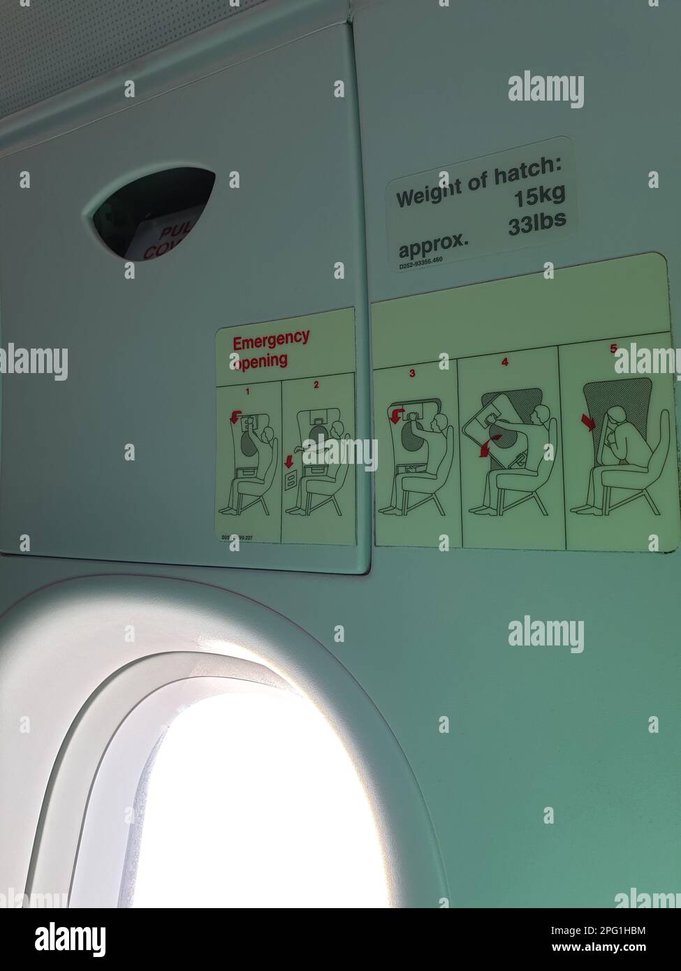 istruzioni su come aprire la porta di emergenza nella fila delle uscite di emergenza su un aeromobile airbus a bordo a metà volo Foto Stock