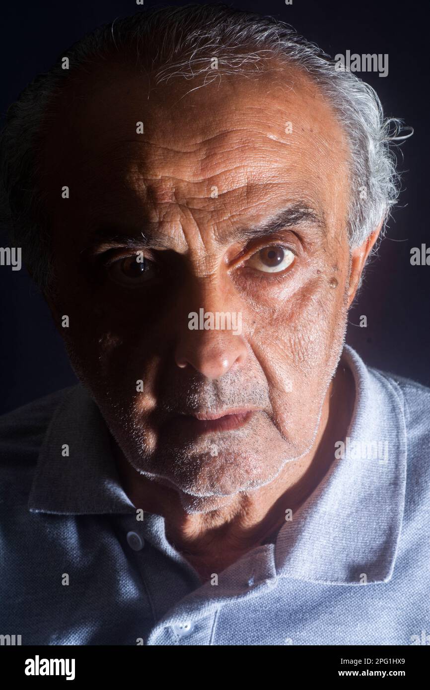 Uomo anziano che fissa Foto Stock
