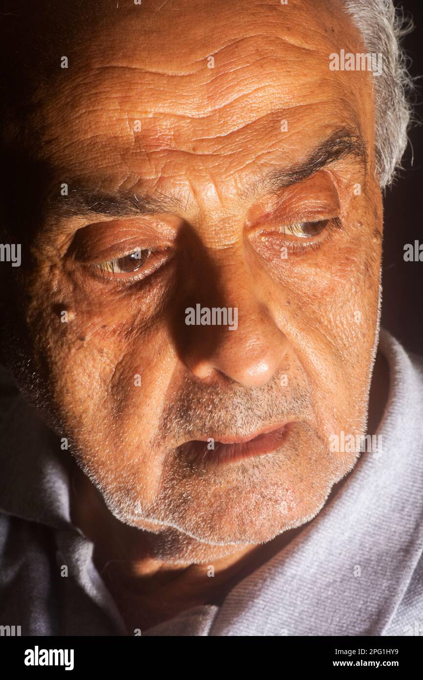 Vecchio uomo triste che guarda via Foto Stock