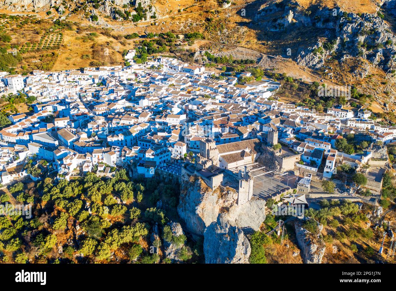 Veduta aerea di Zuheros nel parco naturale subbetica nella provincia di Cordoba, Andalusia, Spagna meridionale. Nel cuore della Sierra Subbética National P Foto Stock