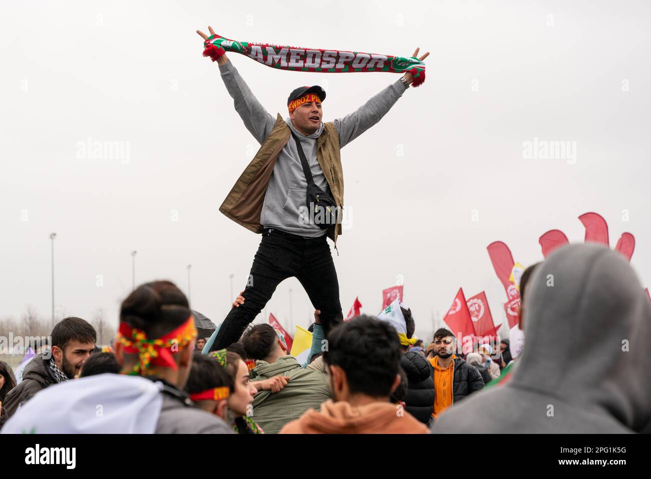 Istanbul, Turchia. 19th gennaio 2022. Un uomo ha una bandiera per il club di calcio Amedspor come un rally organizzato dal partito politico pro-curdo Partito democratico popolare (HDP) per Nowruz (Newroz), il curdo e persiano Capodanno. Mentre il partito si trova di fronte a un caso di chiusura, potrebbero partecipare alle elezioni con il Yeşil Sol parti, partito della sinistra verde. Credit: Ingrid Woudwijk/Alamy Live News Foto Stock