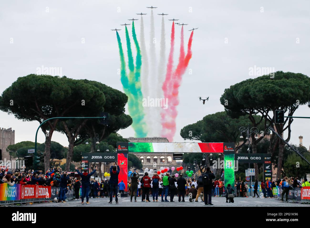 Roma, Italia. 19th Mar, 2023. La maratona si svolge in tutta la città. Quasi 30 persone partecipano all'evento. Aerei militari acrobatici frecce tricolori apre la gara. Credit: Marco Ciccolella/Alamy Live News Foto Stock