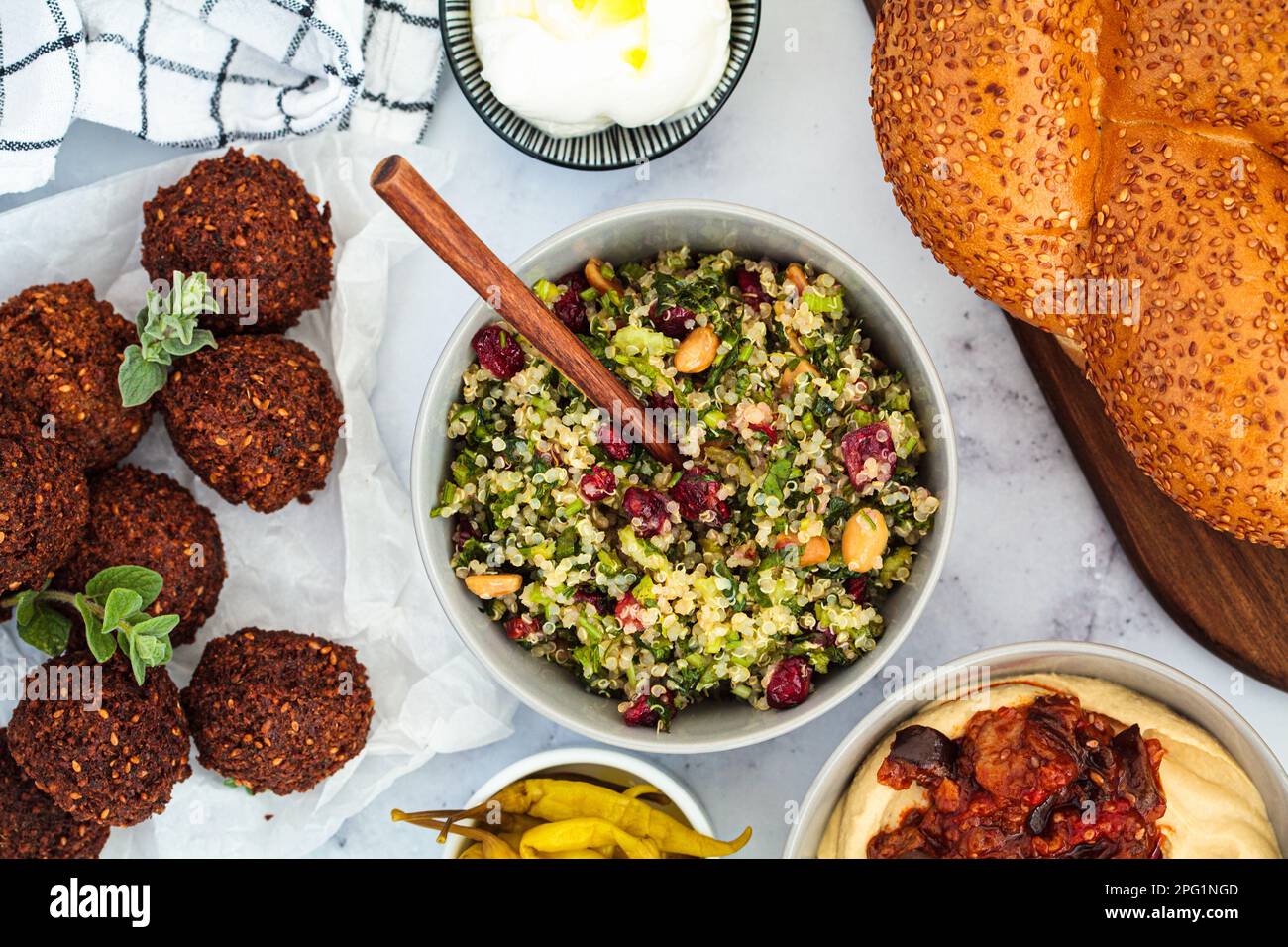 Insalata di quinoa con mirtilli rossi, noci e sedano, vista dall'alto. Concetto di cibo israeliano. Foto Stock