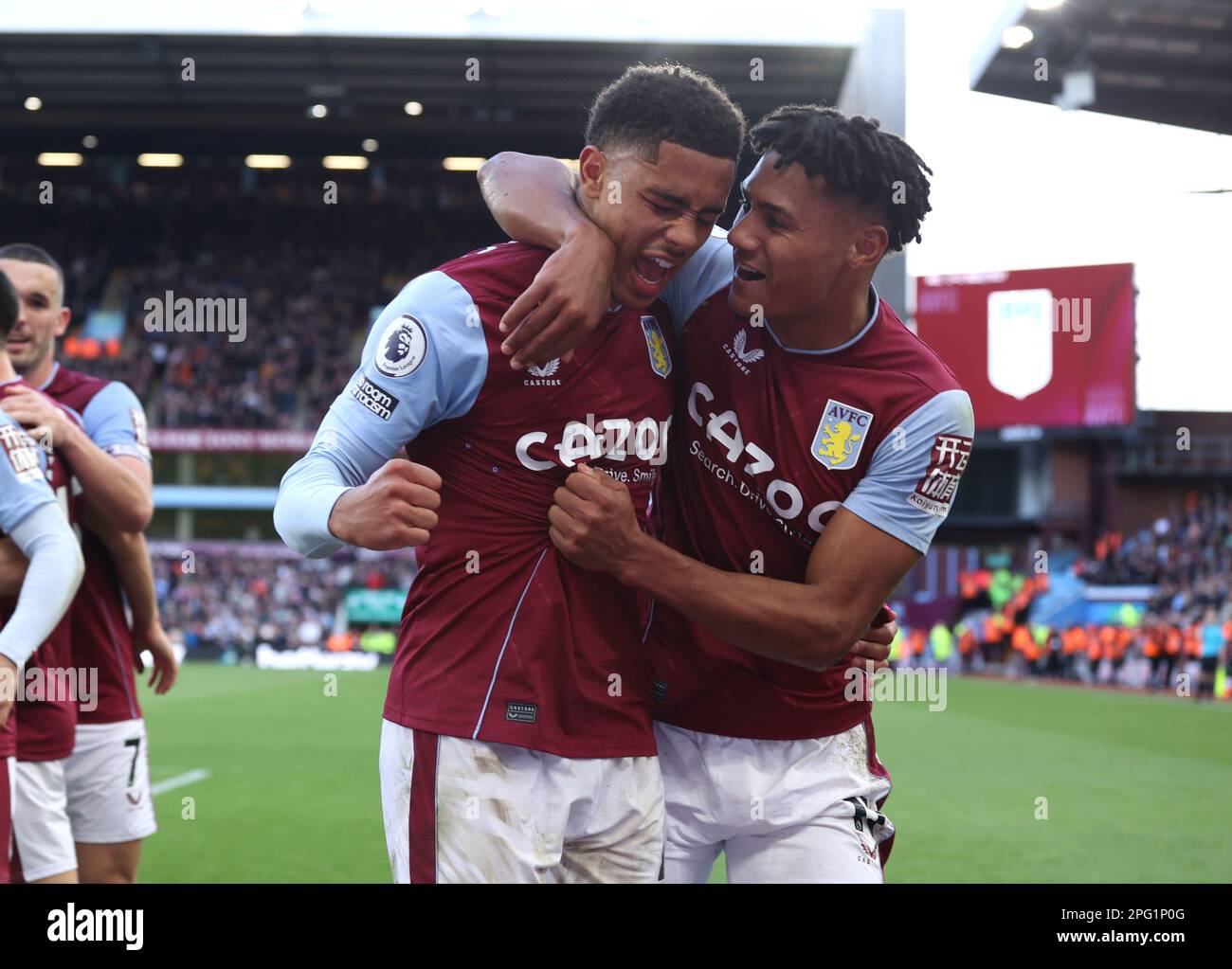 Birmingham, Regno Unito. 18th Mar, 2023. Ollie Watkins (AV), a destra, si congratula con Jacob Ramsey (AV) dopo aver segnato il secondo gol Villa (2-0) alla partita Aston Villa contro AFC Bournemouth EPL, a Villa Park, Birmingham, Regno Unito il 18th marzo 2023. Credit: Paul Marriott/Alamy Live News Foto Stock