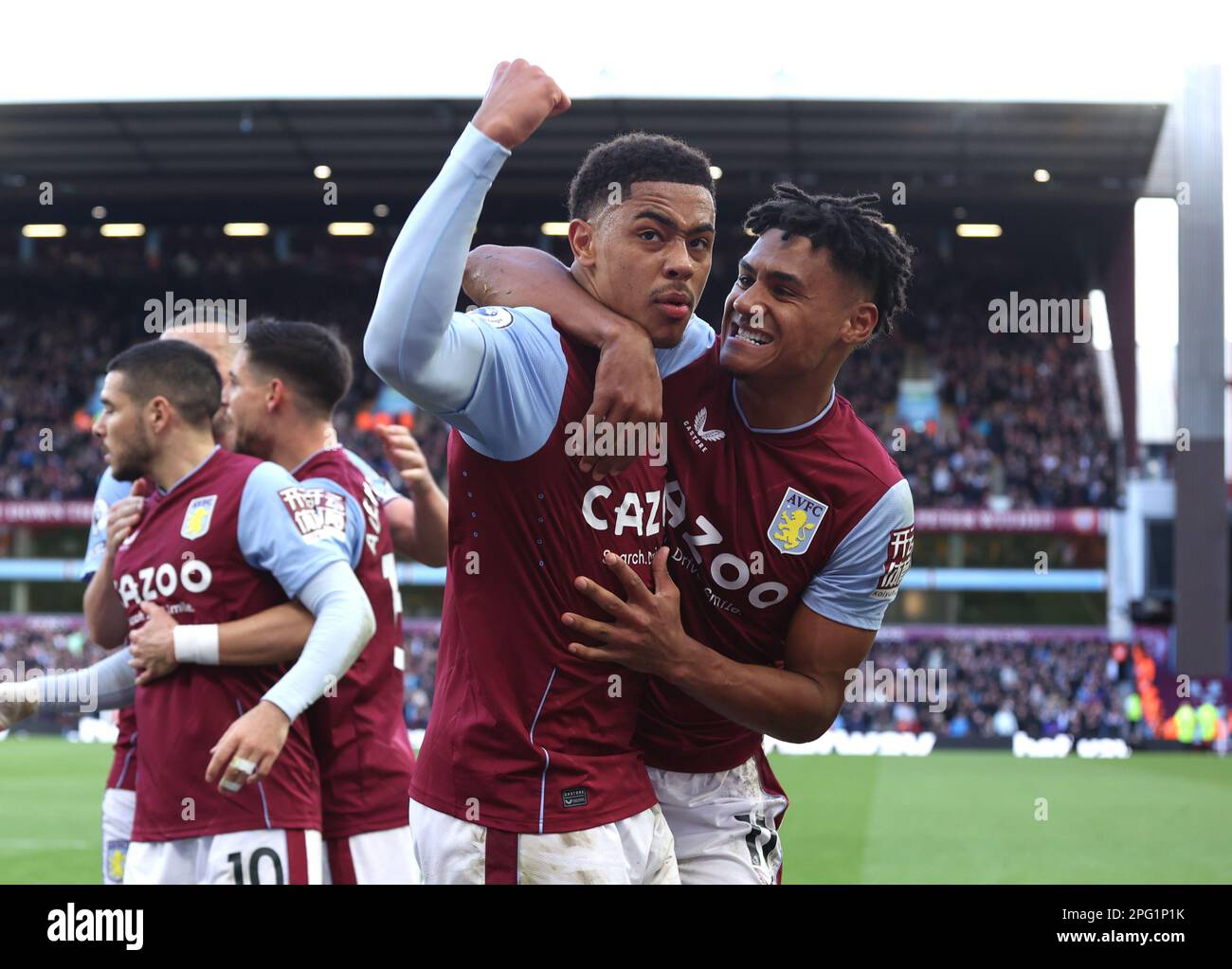 Birmingham, Regno Unito. 18th Mar, 2023. Ollie Watkins (AV), a destra, si congratula con Jacob Ramsey (AV) dopo aver segnato il secondo gol Villa (2-0) alla partita Aston Villa contro AFC Bournemouth EPL, a Villa Park, Birmingham, Regno Unito il 18th marzo 2023. Credit: Paul Marriott/Alamy Live News Foto Stock