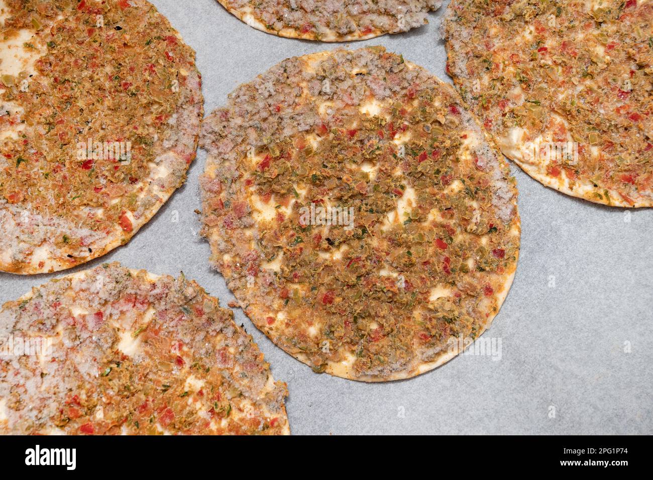 un lahmacun surgelato pronto da mangiare su carta da forno su una teglia da forno Foto Stock
