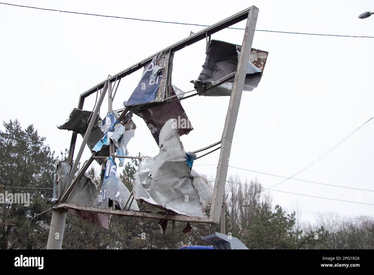 Banner pubblicitario vicino al sito di esplosione nella città di Dnipro, guerra in Ucraina 2023 Foto Stock