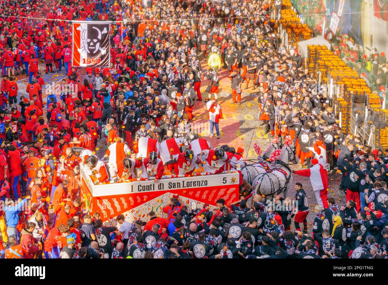 Ivrea, Italia - 19 febbraio 2023: Battaglia degli arance scena della piazza (Piazza di Città), con combattenti e folla, parte della storica ca Foto Stock