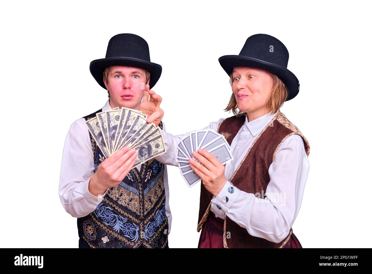 Attori uomo e donna con soldi in mani, isolati su uno sfondo bianco Foto Stock