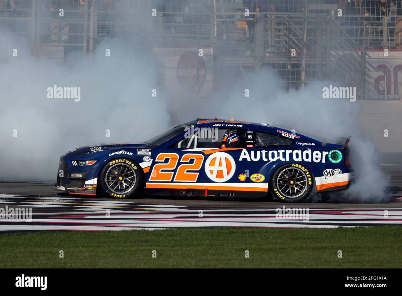 Joey Logano does a burnout after winning the NASCAR Cup Series auto race at Atlanta Motor Speedway, Sunday, March 19, 2023, in Hampton, Ga. (AP Photo/Butch Dill) Foto Stock