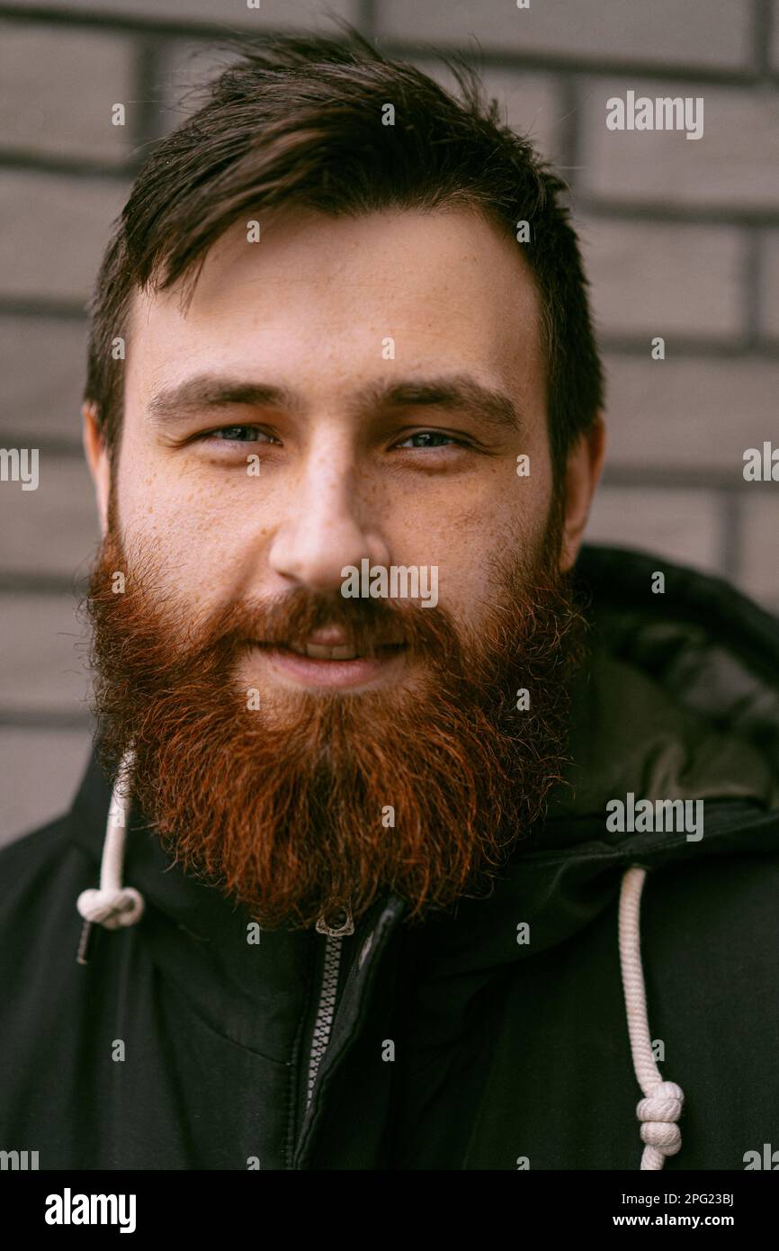 Ritratto emozionale di un bel giovane con barba rossa. Foto Stock