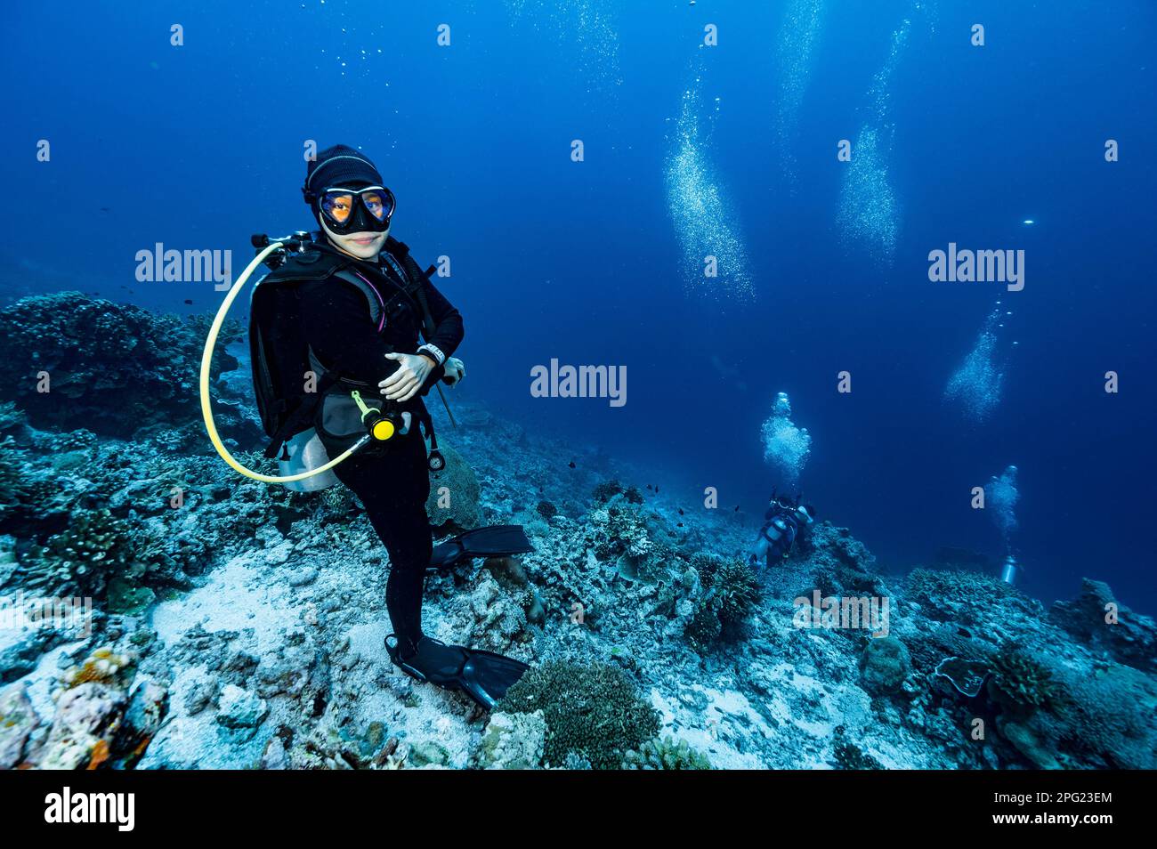 Subacqueo in piedi sul pavimento dell'oceano a banda Sea / Indonesia Foto Stock