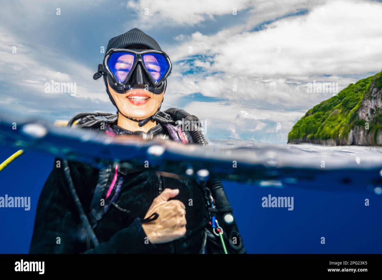 Tuffatore che si affaccia sulle acque tropicali del mare di banda Foto Stock