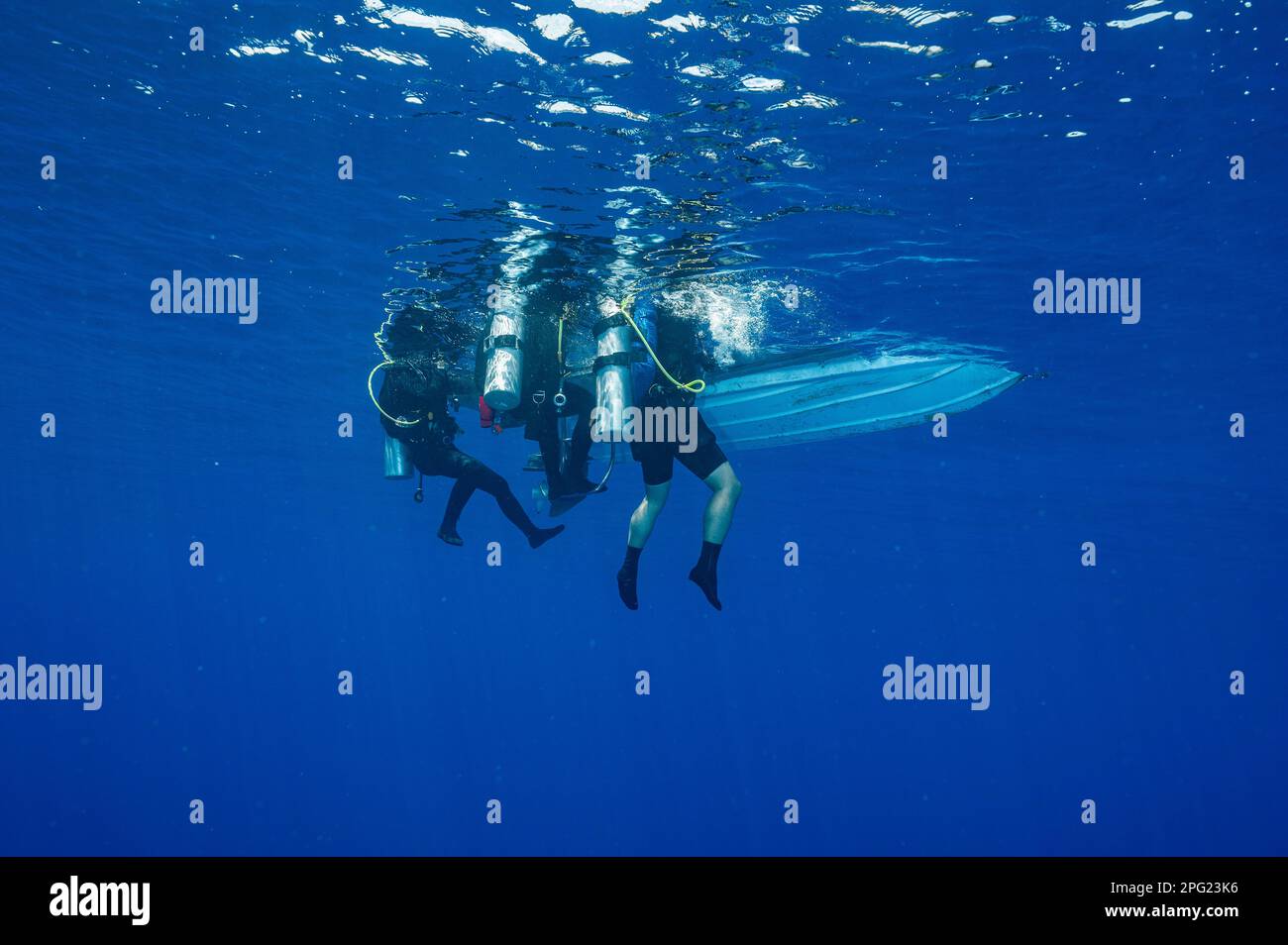 I subacquei galleggiano accanto a un gommone nel Mare di banda Foto Stock