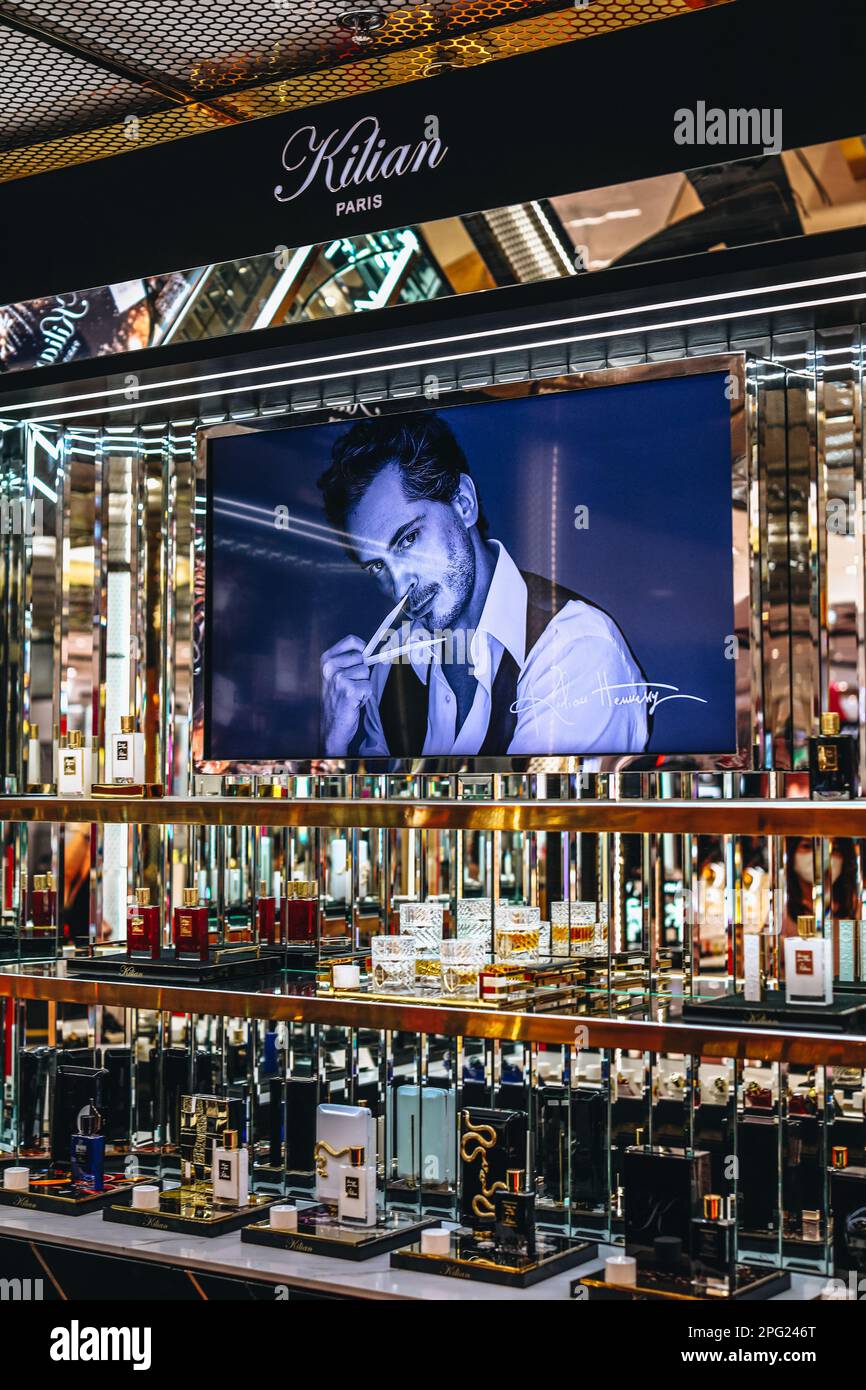 Esposizione del negozio di profumi Premium. Presentazione di nuove fragranze Kilian in un centro commerciale di lusso. Boutique di profumeria interna. Foto Stock