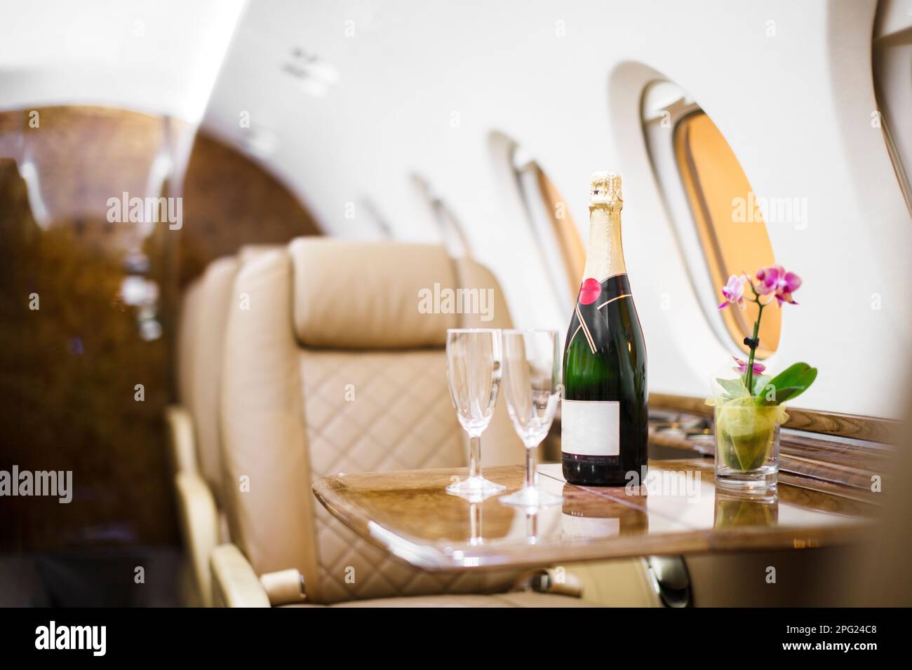 champagne a bordo di un jet privato Foto Stock