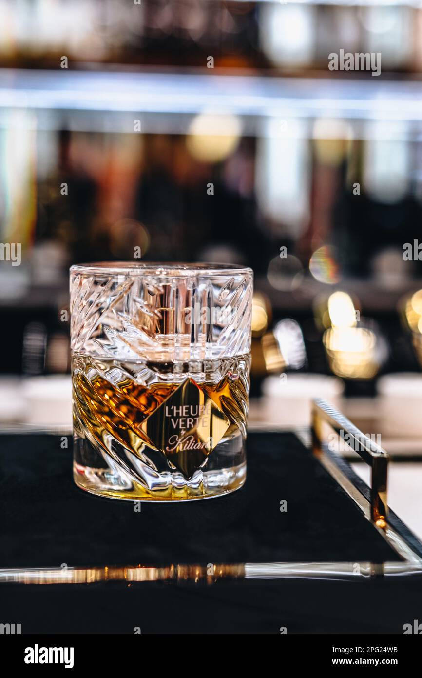 Bottiglia d'oro premium di profumo francese Kilian. al supporto nero Foto Stock