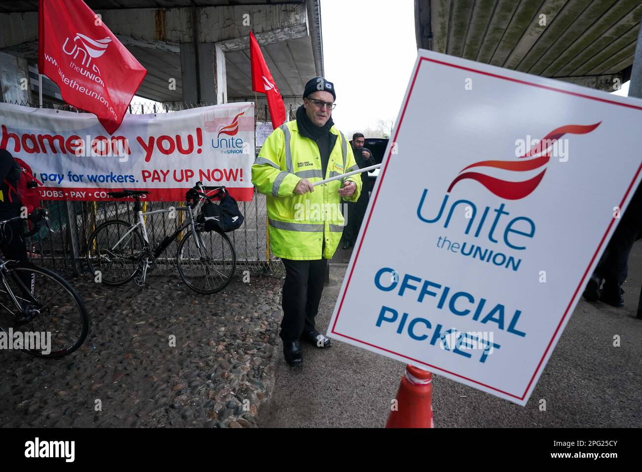 I conducenti di autobus dal sindacato Unite sulla linea picket fuori del garage degli autobus National Express West Midlands a Coventry, come membri sindacali intraprendere azione sciopero in una controversia sulla retribuzione. Data immagine: Lunedì 20 marzo 2023. Foto Stock