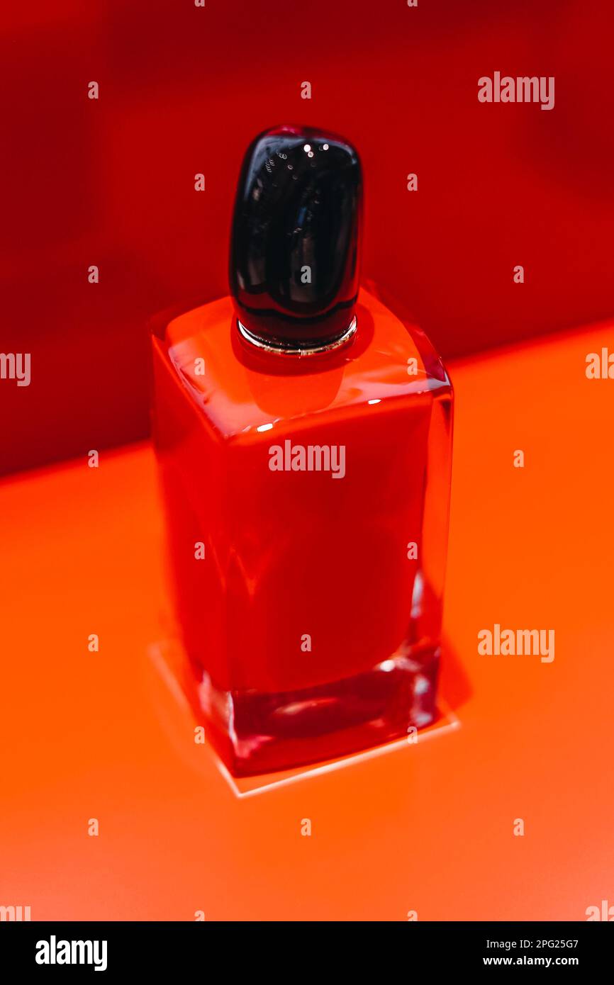 Mock up bottiglia di profumo in vetro rosso brillante su un piedistallo Foto Stock