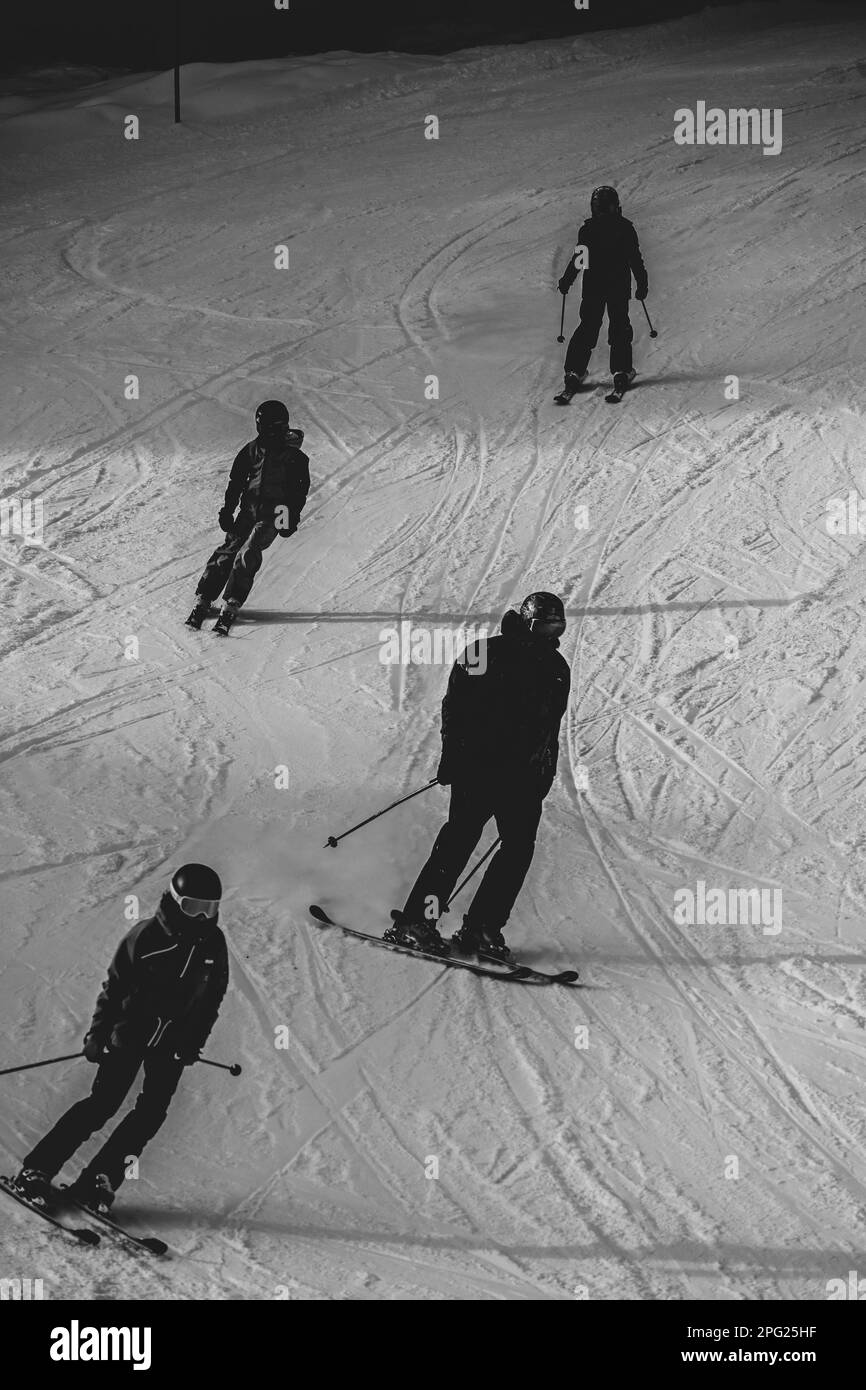 Famiglia in vacanza sci sulle montagne della Svizzera Foto Stock