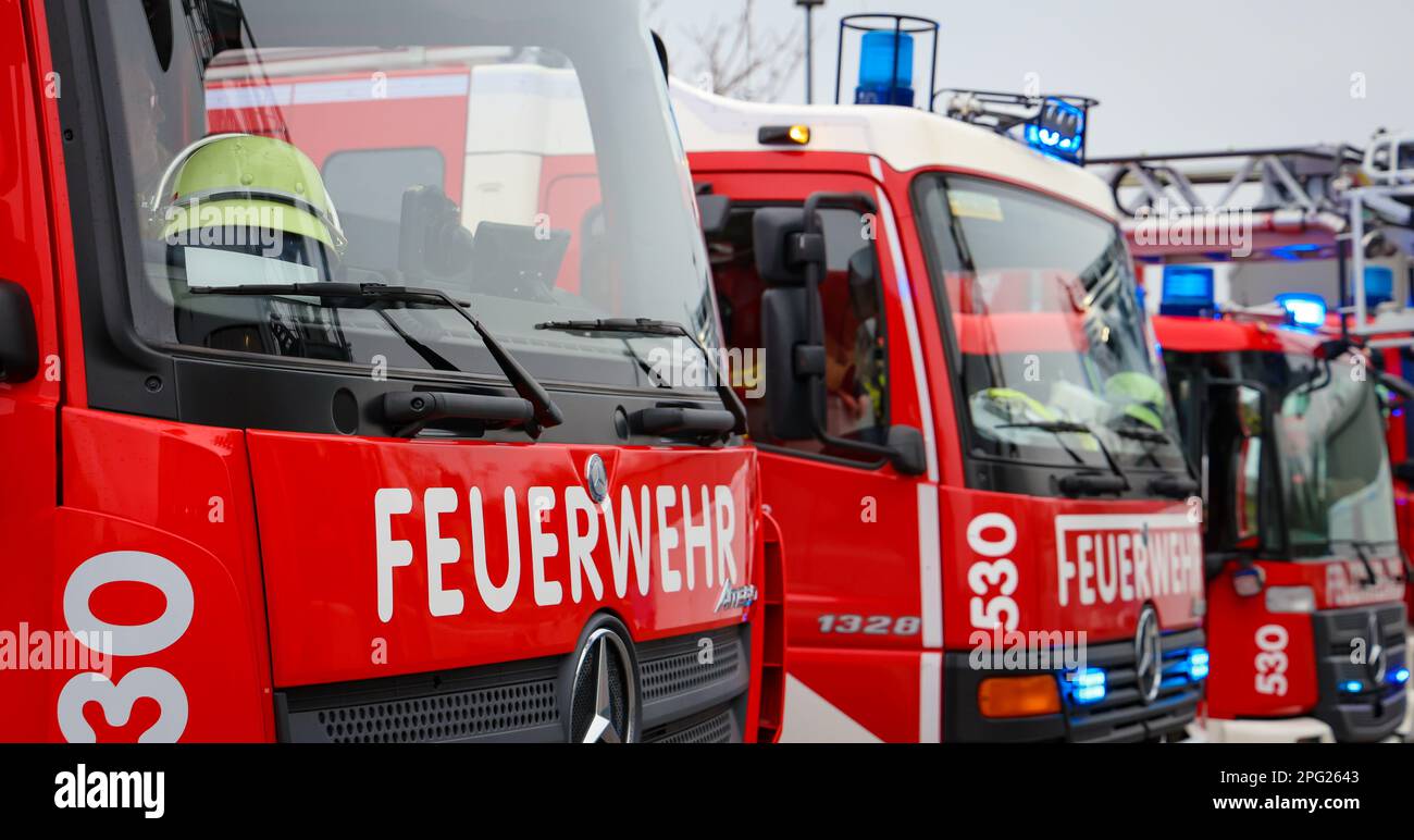 Duisburg, Renania settentrionale-Vestfalia, Germania - esercizio antincendio. Loeschzug con luce blu per l'operazione. Evento stampa: Cancelliere OLAF Scholz vis Foto Stock