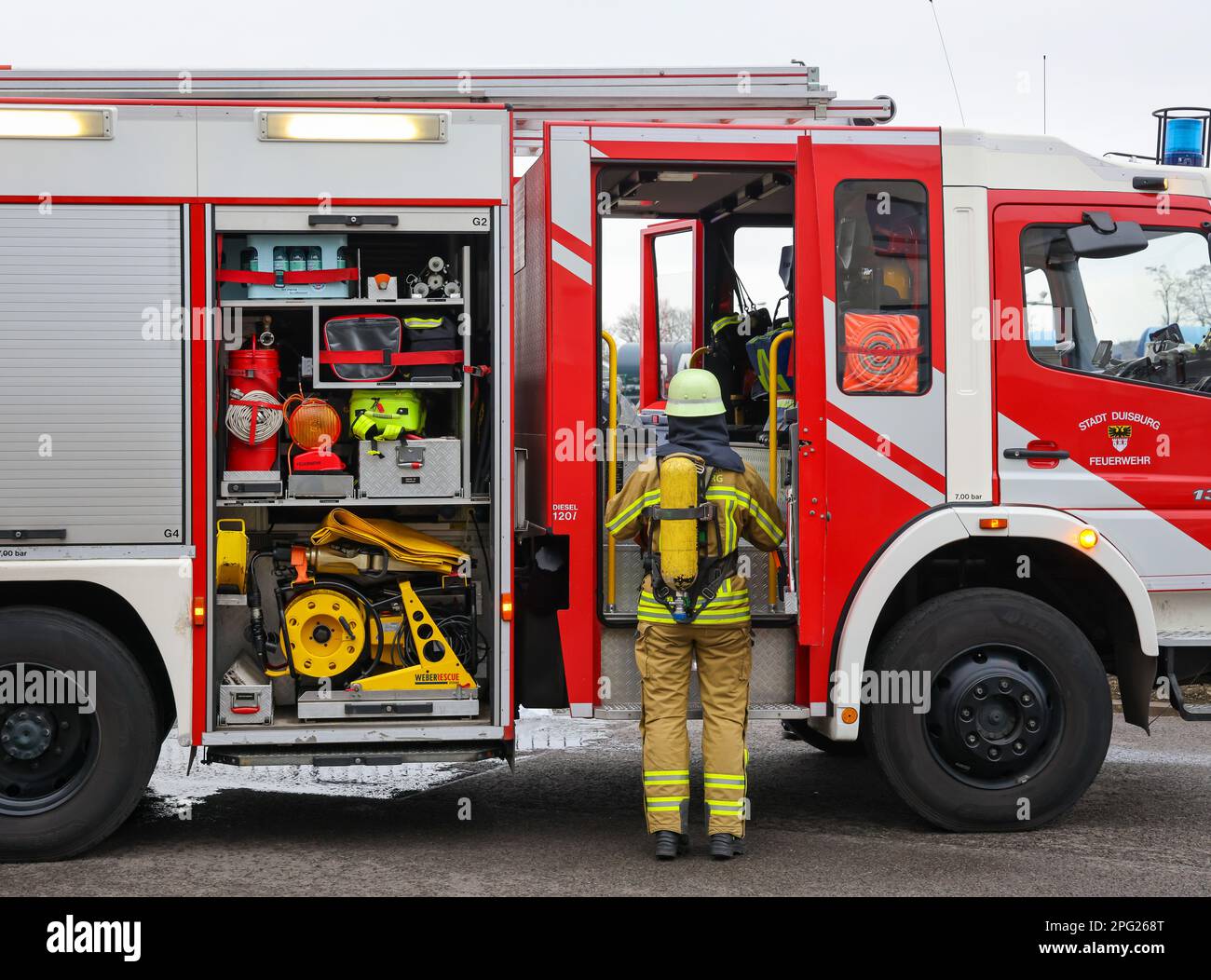 Duisburg, Renania settentrionale-Vestfalia, Germania - esercizio antincendio, le persone vengono salvate da un appartamento in fiamme. Il pompiere torna al tru del fuoco Foto Stock