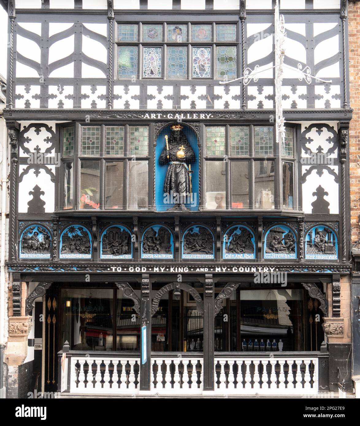 Chester, regno unito, 11 marzo 2023The il vecchio edificio della 'Galleria d'Arte' di Bridge Street a Chester mostra una statua di un re con un'iscrizione che recita a G. Foto Stock