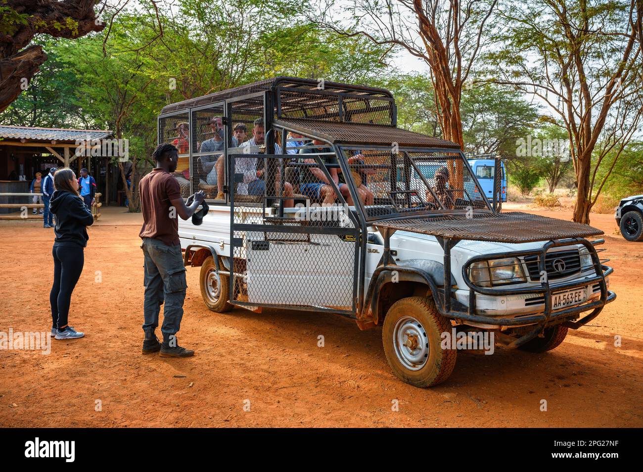I turisti in una gabbia di auto si preparano a visitare leoni nel Ranch de Bandia in Senegal Foto Stock