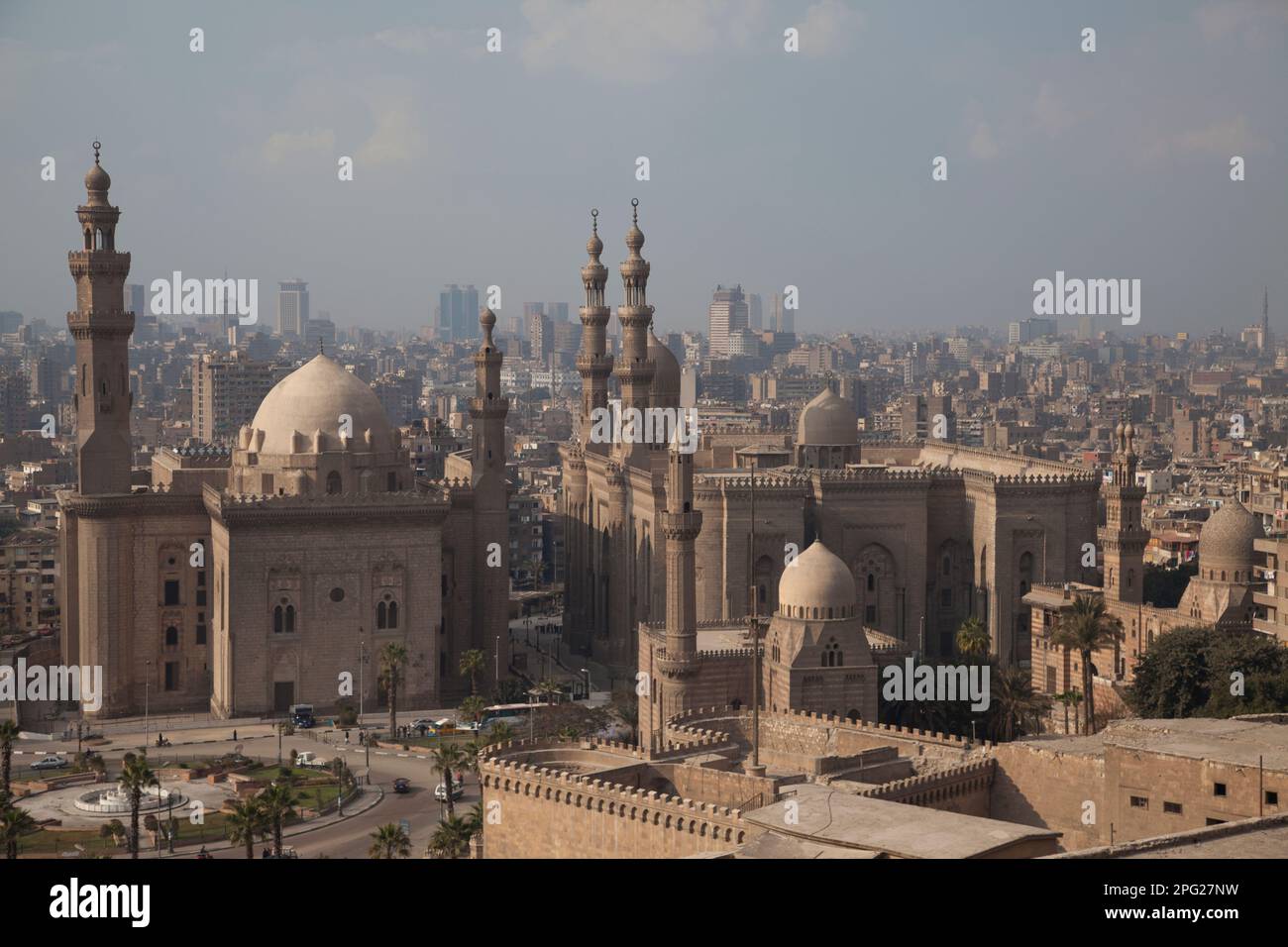 Egitto, Cairo, vista sul Cairo e la Moschea del Sultano Hassan. Foto Stock