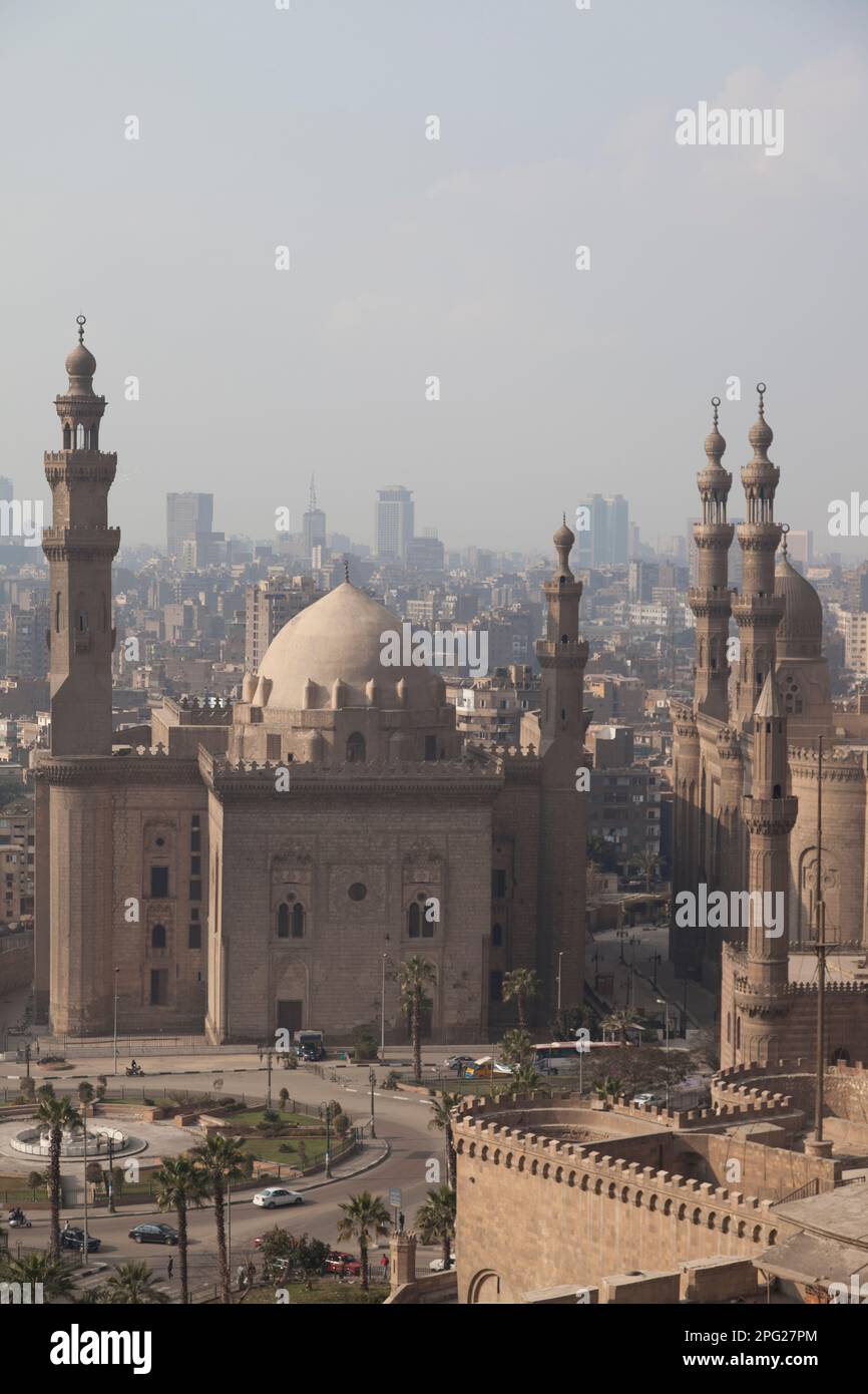 Egitto, Cairo, vista sul Cairo e la Moschea del Sultano Hassan. Foto Stock