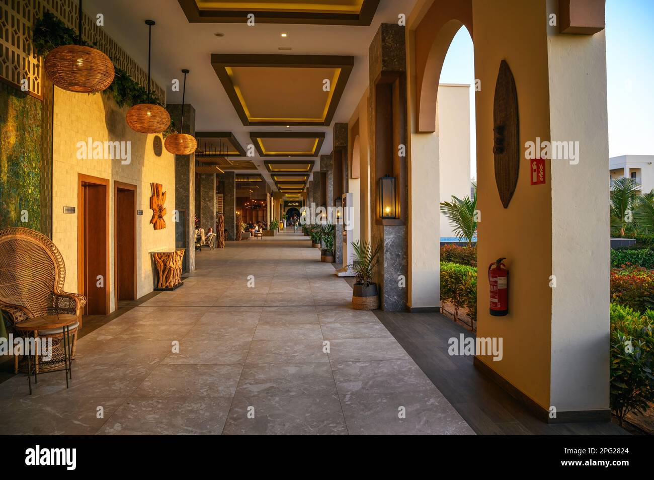 All'interno della lussuosa hall dell'Hotel Riu Baobab, un hotel a cinque stelle in Senegal Foto Stock