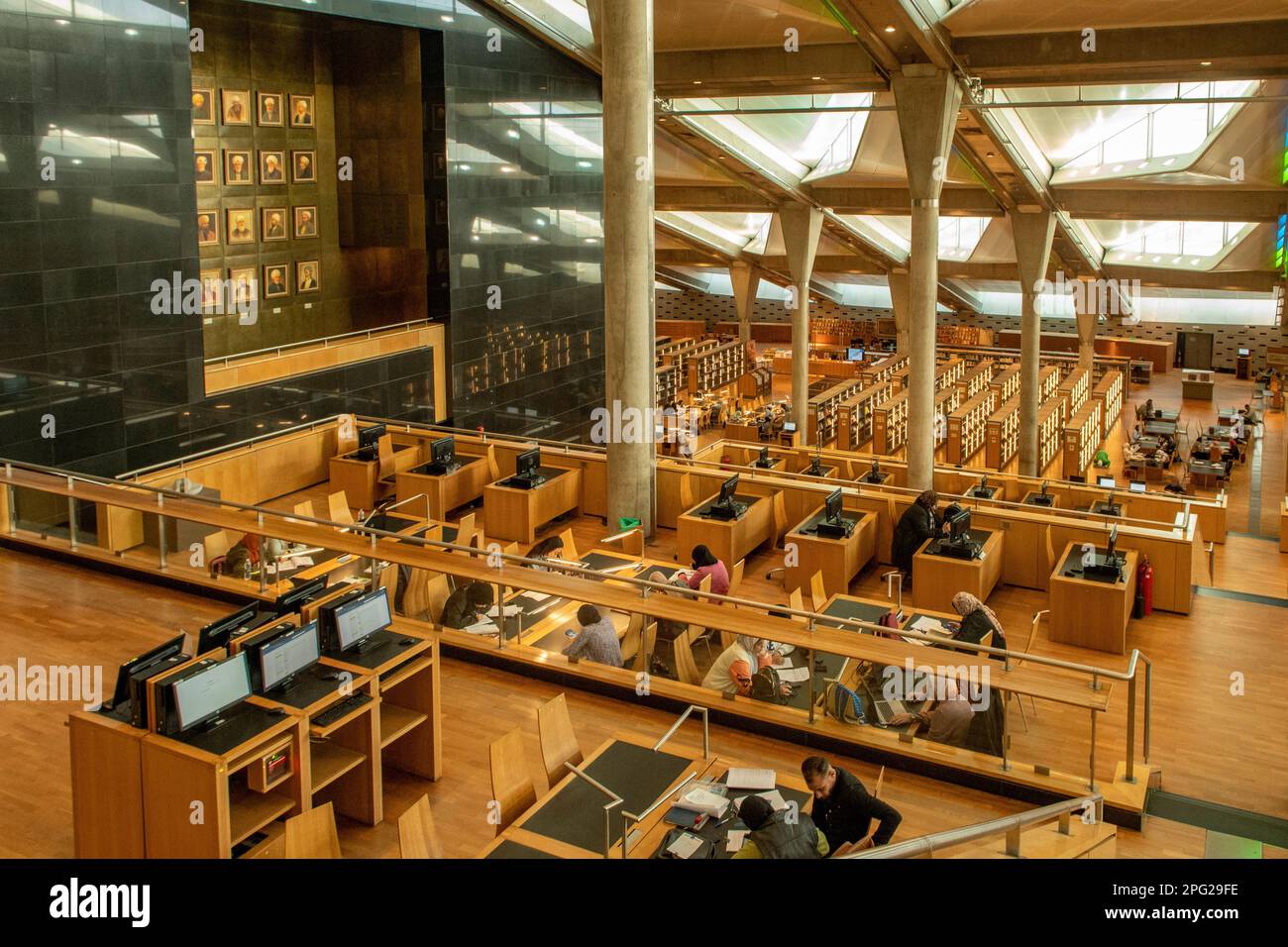 All'interno della Sala di lettura della Biblioteca di Alessandria, Egitto Foto Stock