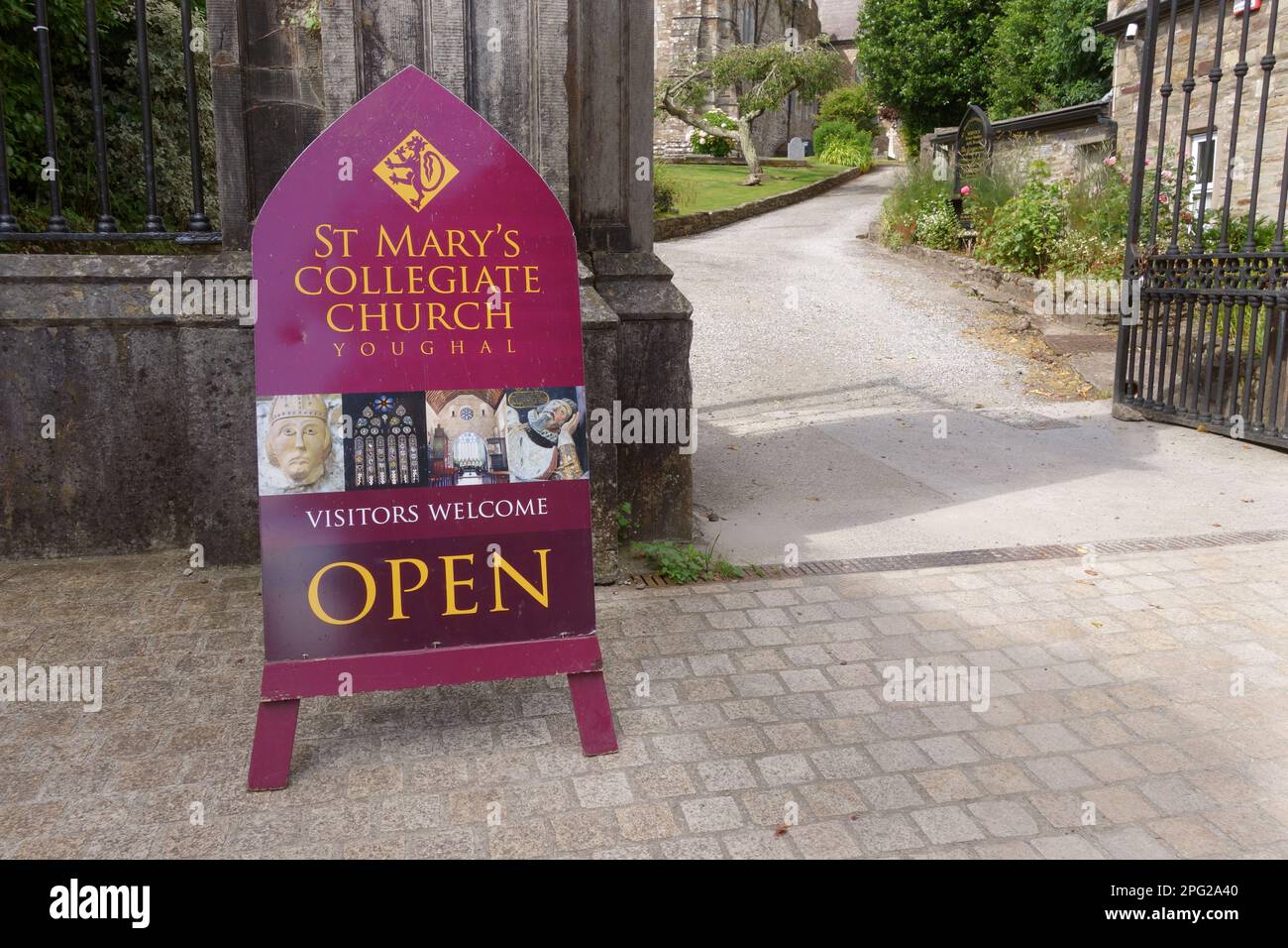 Cartello aperto fuori dalla chiesa di St Mary's Collegiate, Youghal, County Cork, Irlanda Foto Stock