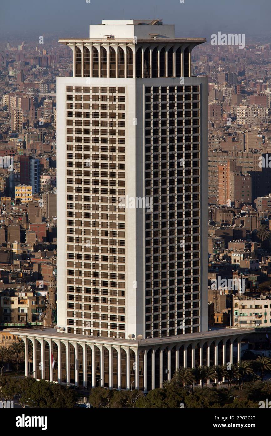Egitto, il Cairo, edificio del Ministero degli affari Esteri lungo il Nilo, visto dalla torre del Cairo. Foto Stock