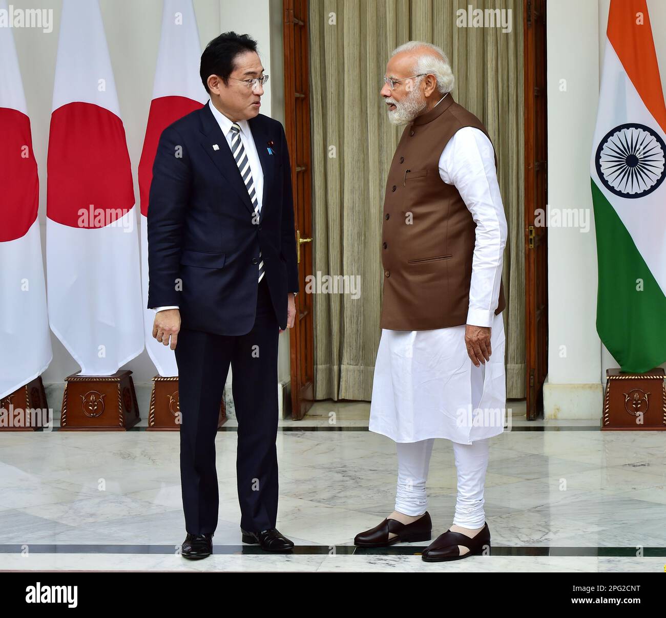Nuova Delhi, India. 20th Mar, 2023. Nuova Delhi, India. Il primo Ministro Narendra modi con il primo Ministro giapponese Fumio Kishida prima del loro incontro alla Casa di Hyderabad, a Nuova Delhi, lunedì 20 marzo 2023. Credit: PRASOU/Alamy Live News Credit: PRASOU/Alamy Live News Foto Stock
