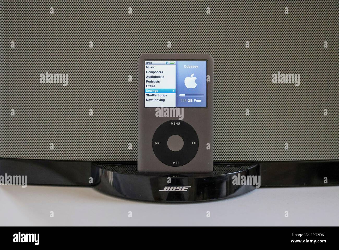 Apple iPod classic Music Media Player nel sistema docking con altoparlanti Bose audio SoundDock. Apparecchiature audio retrò di tecnologia ormai fuori produzione Foto Stock