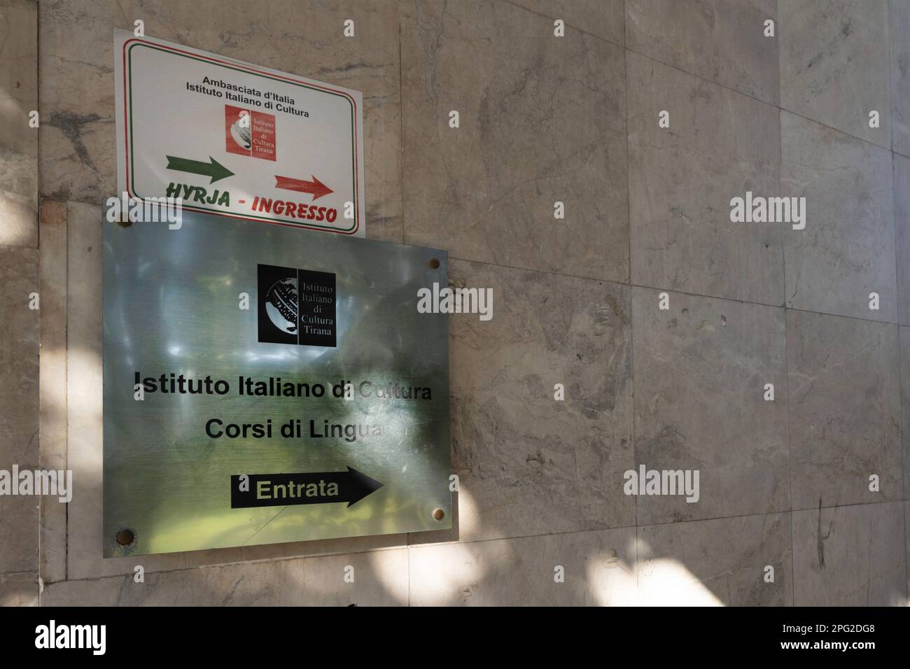 Tirana, Albania. Marzo 2023. Il cartello che indica l'ingresso all'Istituto Italiano di Cultura nel centro della città Foto Stock