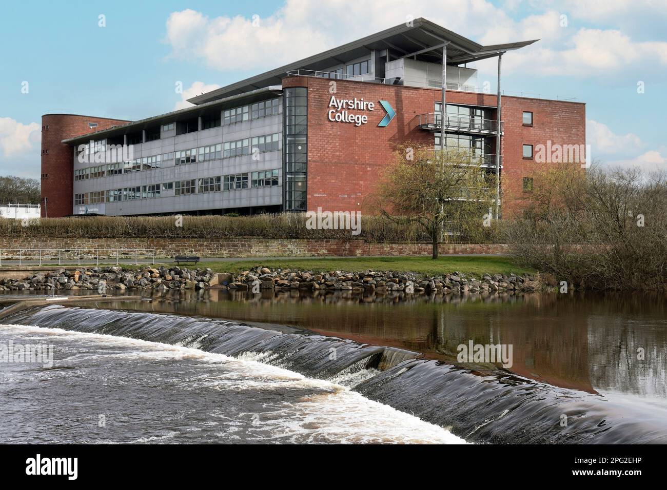 Università della parte occidentale della Scozia, campus dell'Ayr College, accanto al fiume Ayr, Ayr, Ayrshire, Scozia, Regno Unito Foto Stock