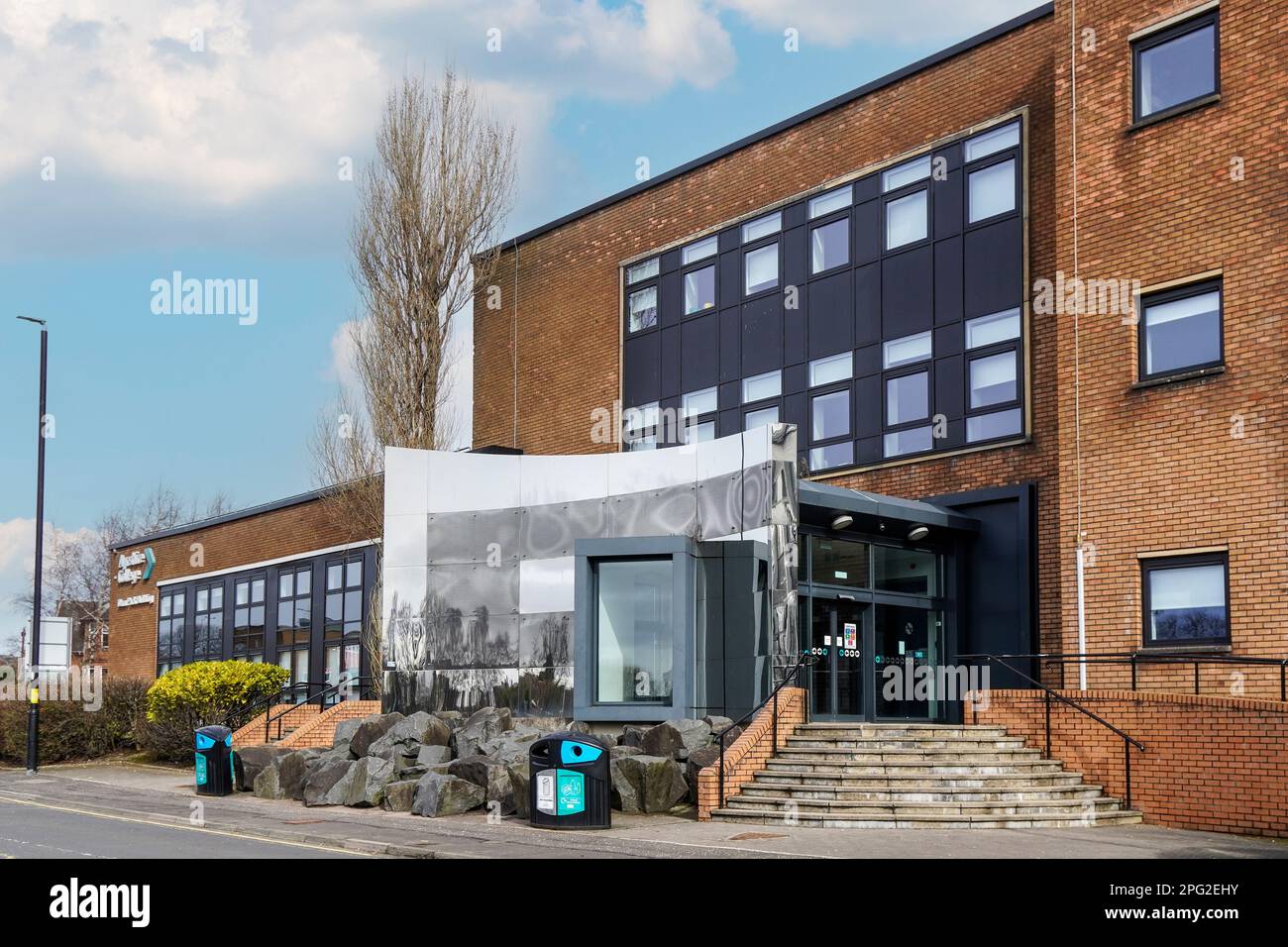 Università della parte occidentale della Scozia, campus dell'Ayr College, accanto al fiume Ayr, Ayr, Ayrshire, Scozia, Regno Unito Foto Stock