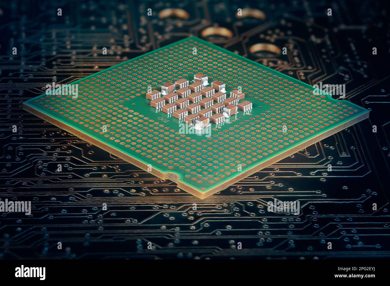 Primo piano dell'IC CPU del contenitore LGA sullo sfondo della scheda a circuito stampato Foto Stock
