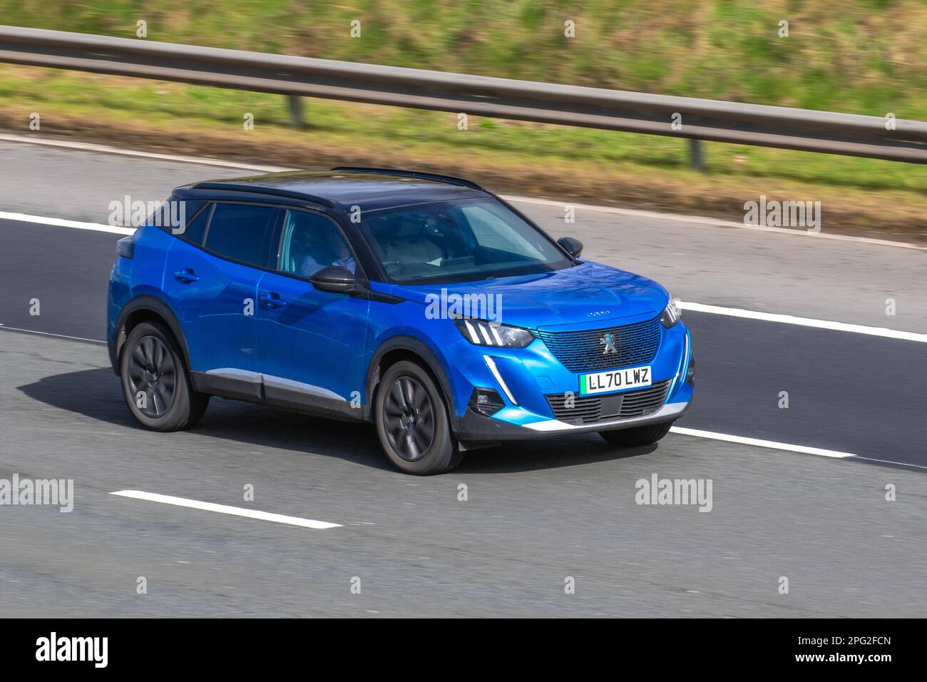 2020 (70) Blue PEUGEOT 2008 GT EV GT Elettricità, 2008 GT Ev 136 elettrica 50Kwh Auto 1 velocità automatica; viaggiando sull'autostrada M6, Regno Unito Foto Stock