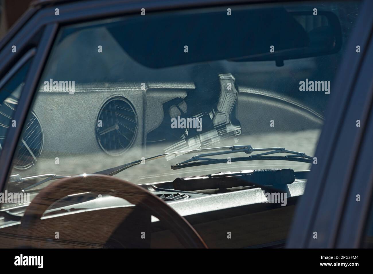 Pistola giocattolo su Dashboard Cars Foto Stock