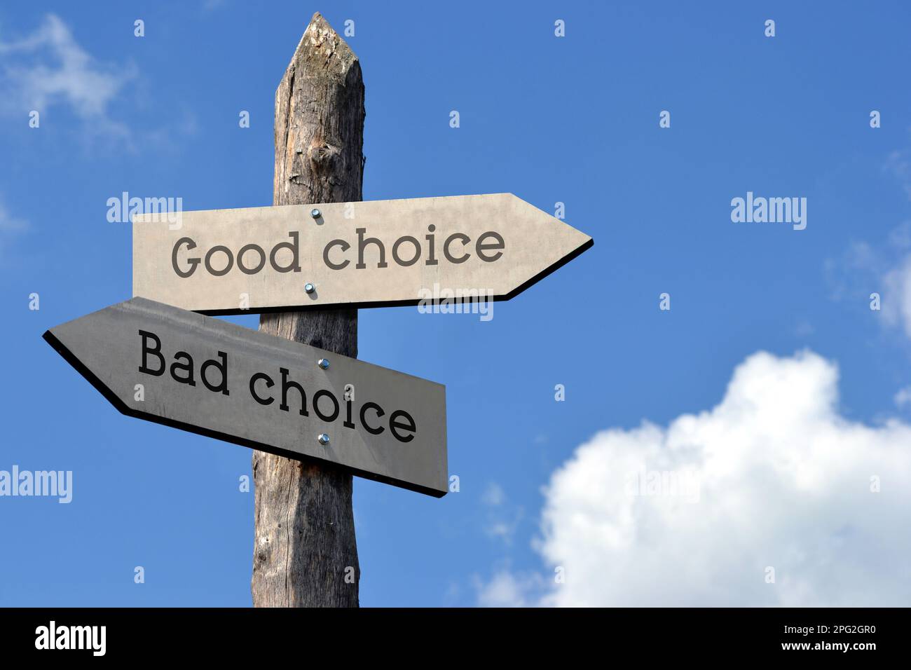 Buona scelta o cattiva scelta - cartello in legno con due frecce, cielo con nuvole Foto Stock