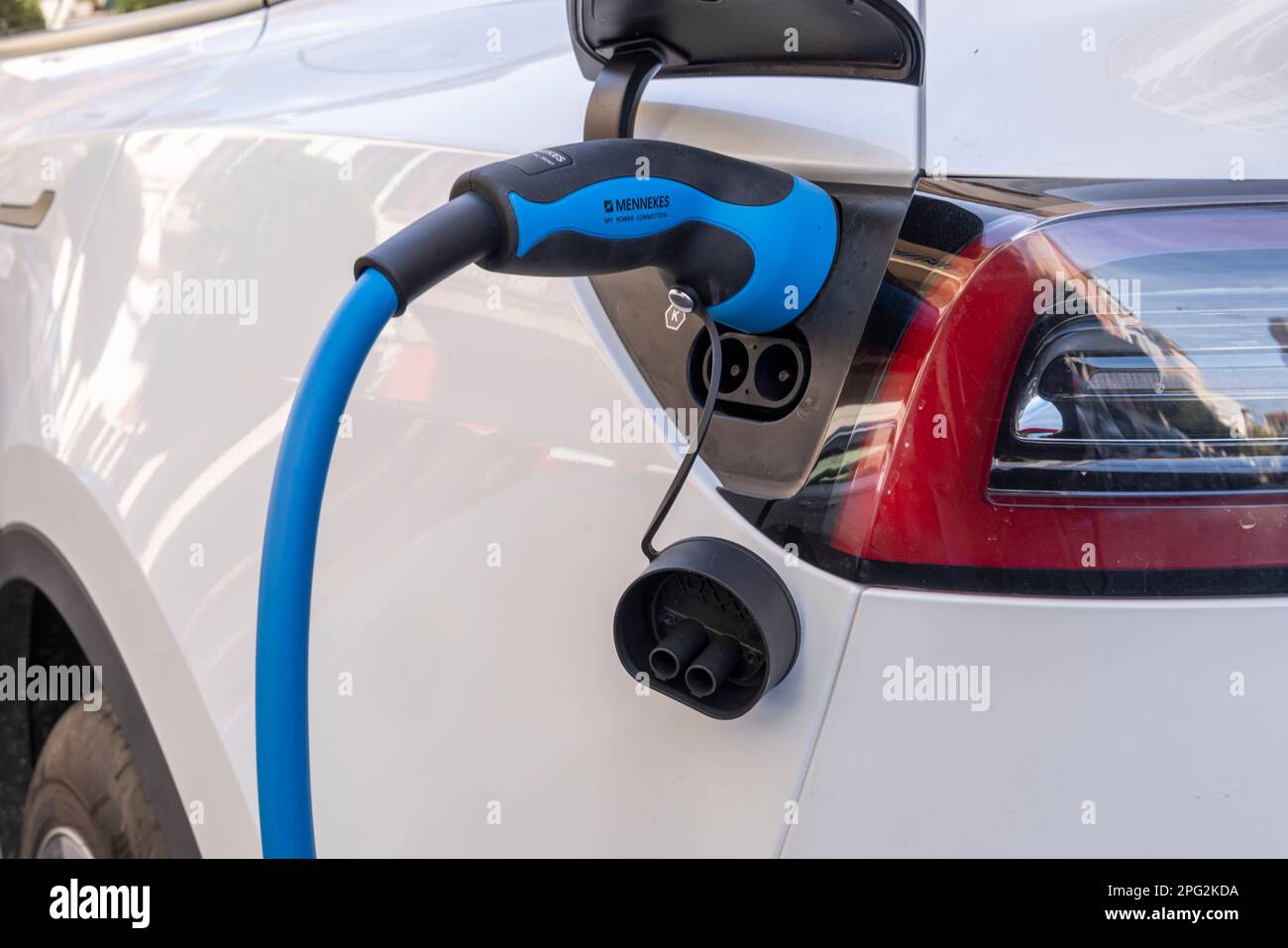 Felanitx, Spagna; marzo 17 2023: Auto elettrica bianca della società Tesla, parcheggiata in strada presso un punto di ricarica elettrica. Felanitx, isola di Mallo Foto Stock