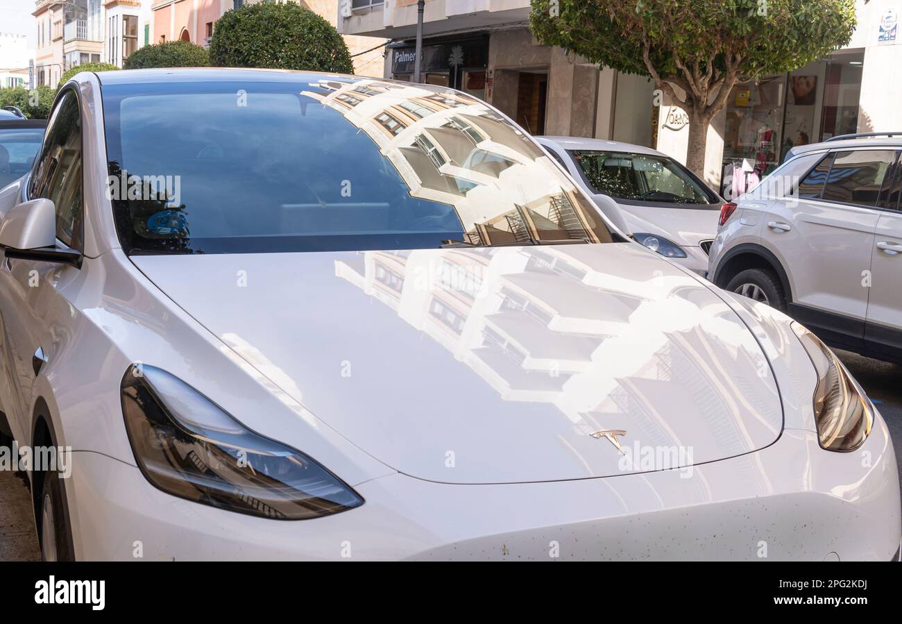 Felanitx, Spagna; marzo 17 2023: Auto elettrica bianca della società Tesla, parcheggiata in strada presso un punto di ricarica elettrica. Felanitx, isola di Mallo Foto Stock