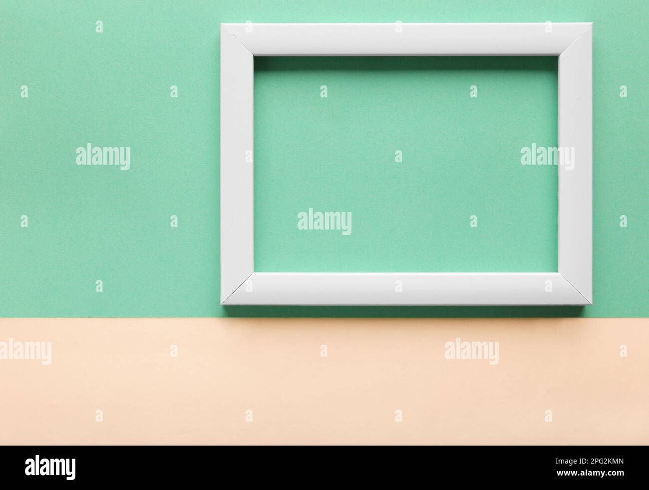 Cornice bianca su sfondo verde, vista dall'alto. Minimalismo. Business plan, pianificazione per il mese. Posizionare per l'immagine. Foto Stock