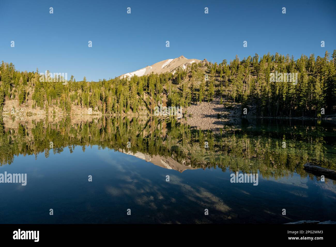 Riflessi del lago ombra nel Parco Nazionale vulcanico di Lassen Foto Stock